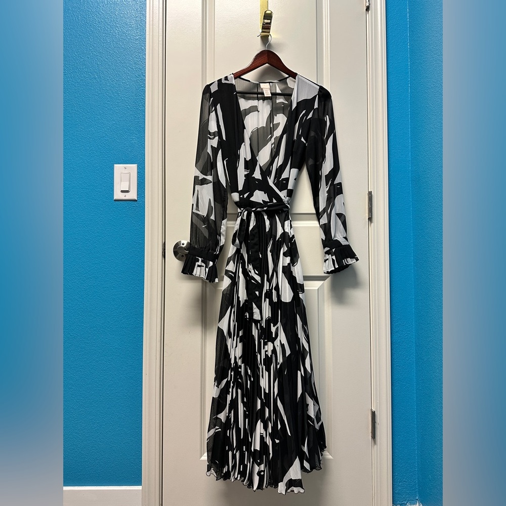 H&M wrap dress V-neck, pleats, black&white perfect for summer casual or dressy